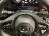 ステアリングホイール・後ろの減速セレクターは、左右に取り付けられた2つのパドルスイッチで減速の強さを調整。 左側の「-」を操作すると減速を強く、右側の「+」を操作すると減速を弱くすることができます。