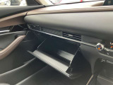 大型のグローブボックスは車検証など大きな物もすっぽりと収まるサイズとなっております。