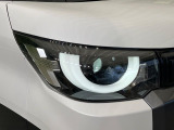 【LEDヘッドライト】悪天候や夜間走行時も良好な視界を確保し安心して運転できる高輝度LEDヘッドライトを装備!点灯速度が早く、消費電力も抑えられています。