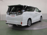リヤサスペンションは、高級車の定番ダブルウィッシュボーンを採用。優れたコーナリングと乗り心地を実現。