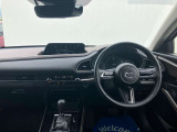 フロントピラーの位置を従来よりも後方にレイアウト。運転席からの視界の広がりを向上。車両の周囲の状況を、いち早く知ることで、安全に運行できます。