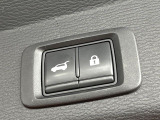 【パワーバックドア】スマートキーや運転席のボタンを押すだけでリアゲートが自動で開閉します!荷物を持っている時や、高い位置にあるバックドアを閉める際に便利な機能です♪