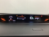 デジタル表示のスピードメーターとタコメーターを大きく配した見やすいメーター部になっています。左側のインフォメーション画面でオドメーターや燃費などの情報を確認できます。