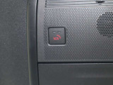 エアバッグ作動時や後突時、もしくは車内のSOSボタンを押した際に緊急通報オペレーターに連携し、救急・警察を手配します。更にオペレーターにも連携、お客様のご要望に応じてロードサービスの手配を行います。