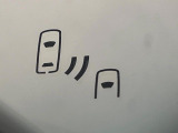 【ブラインドスポットモニター】走行中、ドアミラーの死角になりやすい箇所に後続車が接近するとサイドミラーのレンズに警告を表示!ドライバーに注意喚起をしてくれます。