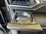 プッシュ式オートオープンカップホルダーが助手席にも装備