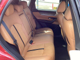 前席が最適な運転ポジションを取るために足元が広くとっており、後部座席の足元もゆったりと座ることができます。長時間でもストレス軽減になるよう、かかとを引くことができるように設計されています!