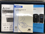 スマートキーは鍵をバッグに入れたままでもドアロックの開閉やエンジンのON・OFFができます。夜間や雨の日も鍵を探さなくて良いので便利です。