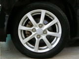 車のデザインにマッチした純正アルミホイール