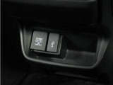 スマートフォンの充電等にも便利な電源ソケットも使いやすい場所に装備されています。