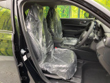 運転席まわりには十分なスペースがあり、大柄な方でもゆったり運転していただける環境です。