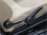 運転席のシートリフターが運転する方の体格に合わせて、シート高さ位置をベストポジションに出来ます。