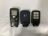 スマートキーを装備しています。鍵を差し込むことなくドアロックの開け閉めと、スタートボタン操作でのエンジンスタートができます。加えて、純正リモコンエンジンスターター用の操作キーもついています。