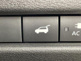 【電動リアゲート】荷物を抱えた状態でもリアゲートの開閉が可能です!お買い物時やアウトドアの際に役立ちますね。