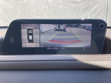 狭い場所での駐車やすれ違いなどでより的確な運転操作に役立つ360°ビューモニターが装備されています。