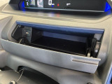 小物が収納できる運転席側インパネアンダーボックス。 ボックス内にはUSBソケットが一口。