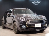 MINIのフロントグリルのデザインはイギリスで生まれた当初から、シルバーのサイドバーが折り重なった伝統的なデザインで御座います。その伝統はBMWのお車になってからでも少しずつ形を変えて守られております