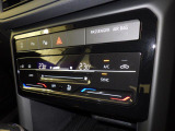 タッチコントロール式エアコンパネル。2ゾーンフルオートエアコン。運転席、助手席それぞれ独立して温度管理が可能です。花粉やダストを除去するフレッシュエアフィルターも装備され、クリーンな室内環境を保ちます