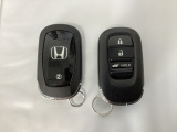 スマートキーを装備しています。鍵を差し込むことなくドアロックの開け閉めと、スタートボタン操作でのエンジンスタートができます。ボタン操作でトランクが開けられる電動テールゲートのボタンもついています。
