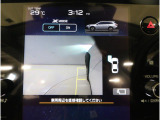 ドライバーから死角になりがちな左前方(助手席側)の映像を車内のマルチファンクションディスプレイに表示致します。前方や左側の壁ギリギリに駐車する際や、狭い道でのすれ違いなどで役に立ちます。