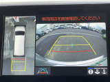 【パノラミックビューモニター】クルマを真上から見下ろした視点で駐車をサポートします!クルマの斜め後ろや真横など、いち早く障害物に気が付くことができます。