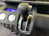 4速AT車のセレクトレバーです。低速から高速までスムーズな走りを実現するとともに、エンジン効率のよい領域を維持することで燃費にも貢献します。