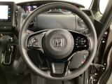 ハンドルにHondaセンシング系のクルーズコントロールやレーンキープアシストなどのスイッチと、オーディオの操作スイッチが装備されています。ハンドルから手を離さず安全に操作できます。