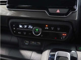 【オートエアコン】温度を設定すれば自動で快適な車内温度を保ちます。エアコン内部の高性能脱臭フィルターで車内のアレルゲンや花粉を除去。