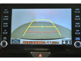 バックガイドモニター(バックモニター)付き。車両後方の映像をナビ画面に表示し、駐車などの後退操作をサポートします。