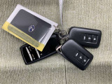 手荷物が多いときでも、スマートキーをバッグやポケットに携帯していれば、キーを取り出すことなくドアの解錠・施錠ができます