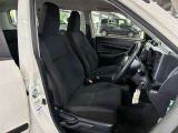 運転席の画像です。充分なスペースがあり、ゆったりした状態で運転していただけます♪