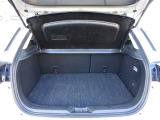ラゲッジスペースは大型スーツケースが積み込める容量350L(DIN方式)を確保しています。開口部と荷室のフロア面との段差小さく設定。後席を前に倒すとフルフラットになり長い荷物も積めます