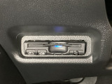 ハンドルの左下にETCがついています。高速道路の料金所の通過も楽々です。 カードの取り出しもしやすい場所についています。