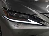 LEDヘッドランプにはアダプティブハイビームシステム「AHS」を採用。光検出カメラで車両検出をし、先行車や対向車に直接ハイビームを当てないように部分遮光します。