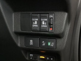 両側電動スライドドアは運転席から操作ができるよう、操作スイッチが付いています。Hondaセンシング用のVSA解除とレーンキープアシストシステムなどのメインスイッチも装備しています。