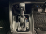 CVT車のセレクトレバーです。低速から高速まで、変速ショックのないスムーズな走りと、エンジン効率のよい領域を維持して燃費にも貢献します。サイドブレーキはスイッチ操作の電子制御パーキングブレーキです。