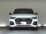 Audiデザインの特徴であるシングルフレームグリルが存在感を主張します。