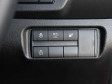 運転席の右側にはステアリングヒーター、エマージェンシーブレーキなど、各種操作ボタンが付いています。