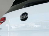 バックカメラ始動時にはVWのエンブレムが動いてカメラがボディの中心位置で映し出します。