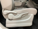 運転席には座面の高さを調整できるシートリフターを装備!目線の高さを調整できます