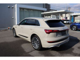 Audiの美学を追究したそのシルエットは、ダイナミクスとエレガントを融合。しかも、ボディの随所に施されたエア口ダイナミクス設計により走行性能、燃費、静粛性をも向上させています。