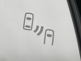 【ブラインドスポットモニター】走行中、ドアミラーの死角になりやすい箇所に後続車が接近するとサイドミラーのレンズに警告を表示!ドライバーに注意喚起をしてくれます。