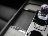 対応機種のスマートフォンを、トンネルコンソールの下のラバープレートに置いておくだけで充電可能。センターディスプレイの機能ビューを使用して、充電プレートのオンとオフを切り替えることができます。