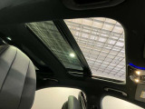 パノラミックルーフで明るい車内と開放感あるドライブをお楽しみいただけます。