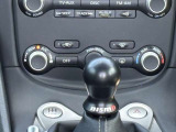 エアコン操作部分とシフトレバーはシンプルなデザインで操作がしやすいです。
