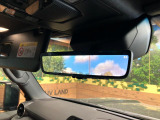 【デジタルインナーミラー】後席の大きな荷物や同乗者で後方が確認しづらい時でも安心!カメラが撮影した車両後方の映像をルームミラー内に表示。クリアな視界で状況の確認が可能です!