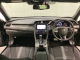 車内は光触媒抗菌消臭施工済です。スタイリッシュなデザインでスポーティなインパネ周りを演出します。グローブボックスやカップホルダーのほかにトレーなどたくさんの収納スペースが付いています。