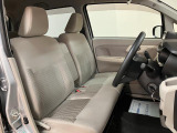 ベンチシート形状で足元も含め広々ゆったり座っていただけます。運転席側に装備してますセンターコンソールボックスを利用頂くとセパレートしてリラックス、ベンチにして開放的に2タイプお好みに合わせ使えます。
