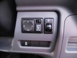 運転席右側には各種スイッチがまとめられています!