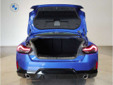 BMWではスペアタイヤが非搭載となるため、スペースは拡大されており、収納スペースとして利用可能。トランクの下にも収納スペースがあり、意外と役に立つスペースでございます。